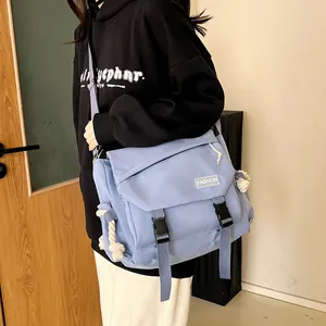 Borsa a tracolla azzurra in stile giapponese con patch alla moda e dettagli in corda