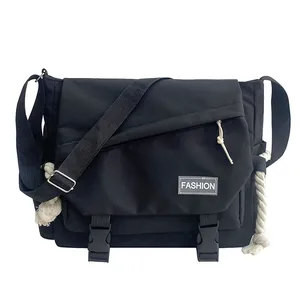 Borsa a tracolla giapponese in nylon nero con etichetta fashion e dettagli corda
