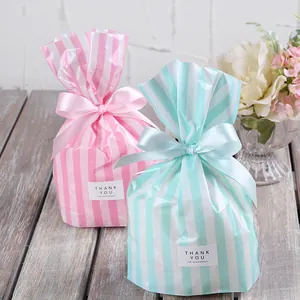 Sacchetti regalo a righe azzurre e rosa con fiocco in raso e etichetta di ringraziamento