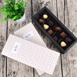 Scatola regalo quadrata per cioccolato con cartoncino bianco e motivi geometrici