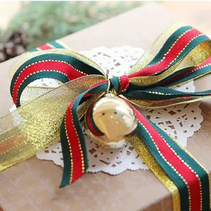 Cinta de Navidad a rayas rojo verde oro con cascabel dorado en paquete regalo