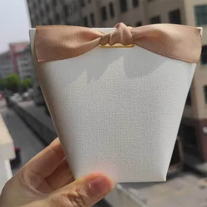 Exquisite Weißer Karton Geschenkbox Für Hochzeit Süßigkeiten Schmuck Minimalistisch Geprägte Papierverpackung Mit Schleife