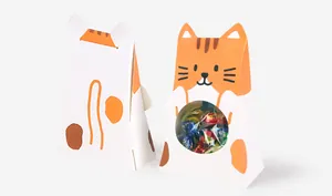 Detalle de cajas de regalo con forma de gato y ventana transparente para caramelos
