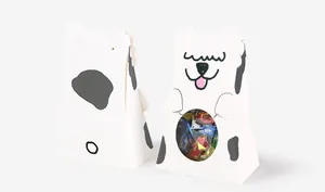 Detalle de cajas de regalo de papel dálmata con ventana de PVC para caramelos