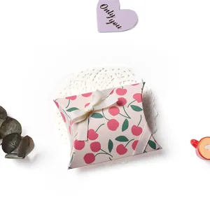 Mini caja de regalo tipo almohada rosa con cerezas y elegante decoración de lazo blanco