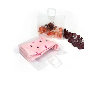 Dettaglio di mini sacchetti regalo in PVC trasparente con calzini e caramelle