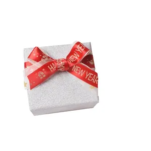 20mm Happy New Year Polyesterband auf silberner Glitzerbox mit roter Seidenschleife