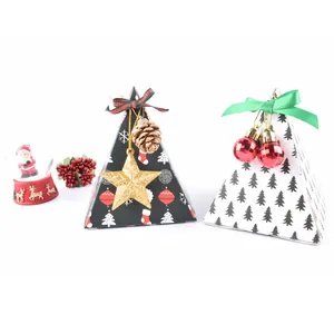 Boîtes de bonbons de Noël en forme de pyramide avec rubans et accents de pommes de pin