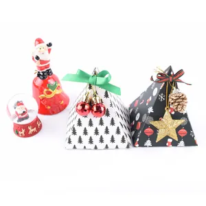 Boîtes cadeaux de Noël en forme de pyramide avec rubans festifs et petits grelots