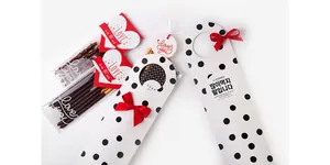 Detalle de cajas para galletas con lazos de seda rojos y etiquetas de regalo