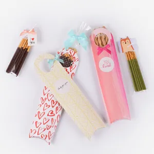 Vista detallada de cajas de embalaje para snacks con diseños de corazones y lazos elegantes