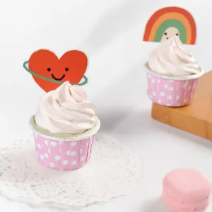 Décorations de cupcakes arc-en-ciel et cœur avec caissettes à pois roses