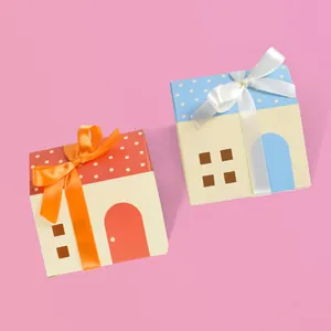 Boîtes cadeaux château de conte de fées avec toits à pois et rubans pour fêtes d'enfants