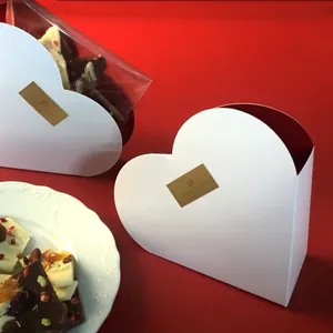 Boîte cadeau en forme de cœur blanche avec doublure rouge et autocollant doré élégant