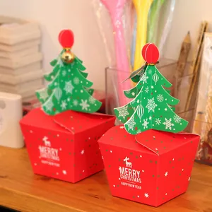 Scatole regalo rosse natalizie con renne bianche e decoro ad albero in carta 3D