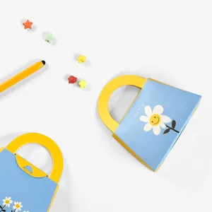 Creatief blauw en geel cadeautasje met madeliefjespatroon en Good Vibes-tekst