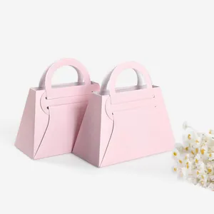 Bolsas de regalo rosas para bodas de forma trapezoidal con asas y diseño minimal