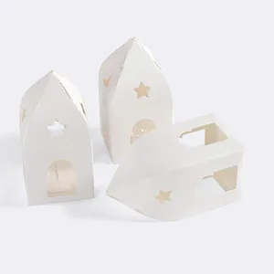 Scatole regalo minimaliste a forma di casa bianca con intagli a luna e stella
