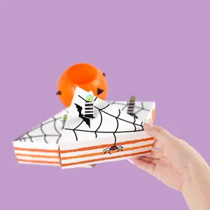 Halloween geschenkdoos in de vorm van een cake met spinnenweb en kaars motieven
