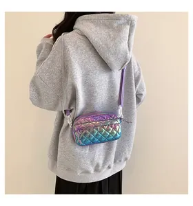 Detailansicht der gesteppten Crossbody-Tasche mit Hologramm-Effekt am Rücken
