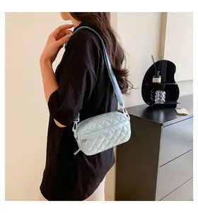 Detailansicht der hellblauen Stepptasche mit Rautenmuster und verstellbarem Tragegurt