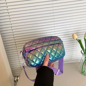 Holografische gesteppte kleine Schultertasche mit verstellbarem lila Gurt und Metallic