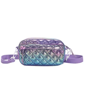 Gesteppte Metallic-Umhängetasche in irisierendem Violett und Blau mit Canvas-Gurt