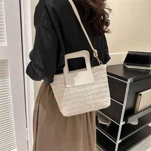 Sac fourre-tout chic en paille tissée beige avec poignées carrées en cuir et bandoulière