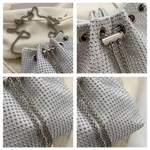 Detail van de sprankelende zilveren emmertas met strass en metalen ketting