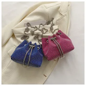 Detail van blauwe en paarse strass emmertassen met metalen ketting en parel trekkoord