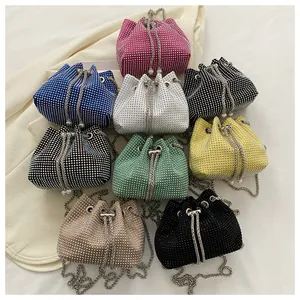Meerdere kleurrijke bucketbags met strass steentjes, trekkoordsluiting en parel details