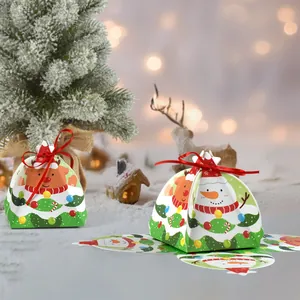Cajas de dulces triangulares de Navidad con diseños de renos y muñecos de nieve