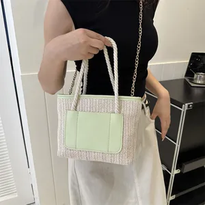 Sac fourre-tout tissé pour femme avec bordure verte et bandoulière en chaîne