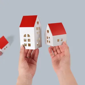 Cajas de regalo miniatura con forma de casa roja y blanca con ventanas y corazones