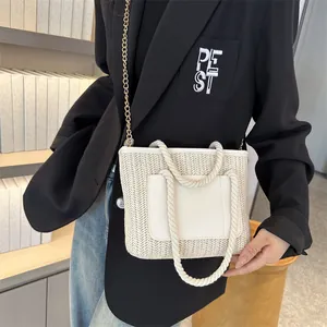 Sac bandoulière en paille tressée avec poche en cuir contrastée et chaîne dorée