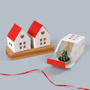 Cajas de regalo mini casa blanca con techo rojo y recortes de corazón en bandeja
