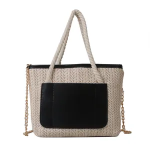 Sac bandoulière en paille tressée beige avec poche en cuir noir et chaîne femme