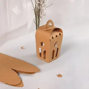 Minimalistische Kraftpapier Geschenkbox in Hausform mit hohlen Mond Stern Mustern