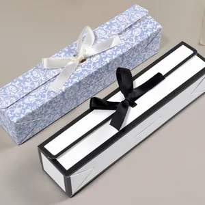Elegante rechthoekige geschenkdozen voor chocolade in blauw bloemenmotief en wit met linten