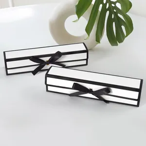 Minimalistische witte chocolade geschenkdoos met een zwarte strik en randen