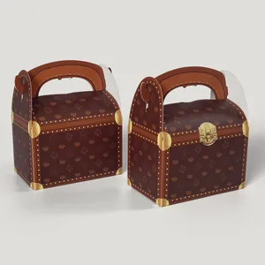 Vintage-Geschenkbox in Lederoptik mit goldenen Nieten und praktischem Griff