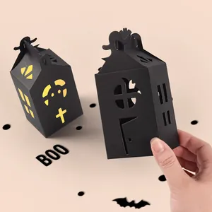 Scatola regalo nera per Halloween a forma di casa infestata con dettagli intagliati a mano