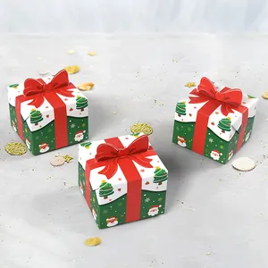 Weihnachtsgeschenkboxen mit roten 3D-Schleifen und festlichen Weihnachtsmann-Mustern