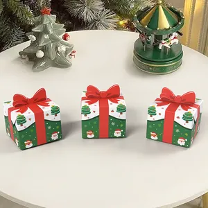 Set mit 3 quadratischen Weihnachtsgeschenkboxen mit roten 3D-Schleifen und Motiven