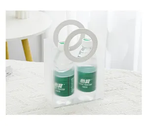 Frosted transparente Geschenktüte mit runden Griffen zeigt Tragfähigkeit mit zwei Wasserflaschen