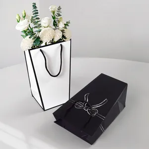Bolsas de regalo trapezoidales minimalistas en blanco y negro con elegantes asas tejidas