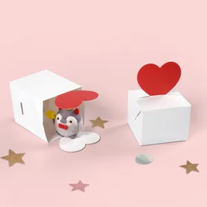 Scatola regalo bianca quadrata con cuore rosso 3D per dolci di San Valentino