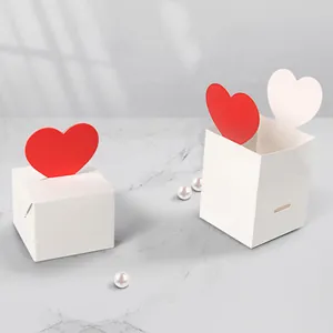 Scatole regalo quadrate bianche con coperchi a cuore 3D per dolci di San Valentino