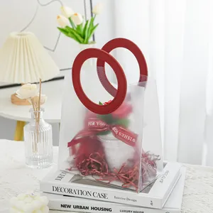 Matte transparente Geschenktüte mit roten Rundgriffen und Rosen für Valentinstag