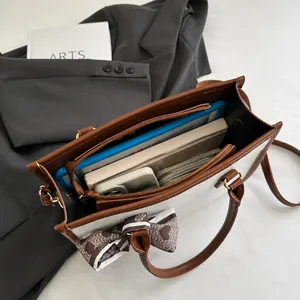 Draufsicht auf das große Innenfach des Shoppers mit iPad und Brieftasche innen